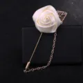 Elegante weiße Satin Rose Reißnadel Brosche mit goldener Kette und Blatt für Herrenanzüge. - Beige