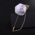 Herren Anzug graue Satin Rose Brosche mit goldener Blattkette Reversnadel Schmuck. - Silbergrau