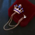 Herren Vintage Gold Krone Brosche Pin mit blauen Strasssteinen und Ketten für Anzug. - Königsblau Strass Krone / Gold