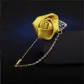 Goldene Stoffrosen Brosche mit langer Nadel und Kette für Herren Anzug elegante Reversnadel - Kurkuma