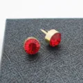 Kleine rote Strass Brosche Anstecknadel Kristall Kragennadel fuer Damen und Herren elegantes Design - Rote Strasssteine (Goldene Basis), 1 Paar