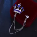Retro Herren Kronen Broschen, silberne Anzugnadel mit blauen Strasssteinen und Kette. - Königsblau Strass Krone / Silber