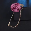 Herren lila Satin Rose Blume Brosche Anstecknadel mit goldener Blatt und Kette fur Anzug. - Fuchsie