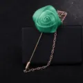 Grüne Stoff-Rosenbrosche mit Goldblatt und Kette für Herrenanzug Reversnadel Anstecknadel. - Hellgrün