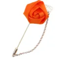 Oranger Rosen Reversanstecker mit goldener langer Nadel und Kette, eleganter Anzugschmuck. - Orange