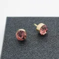 Minimalistische Mini Strass Anstecknadel für Damen Herren Anzüge Hemden Kragen Dekor Schmuck - Lila-rote Strasssteine (Goldene Basis), 1 Paar