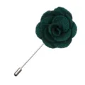 Elegante dunkelgrüne gestrickte Kamelien-Ansteckblume mit langem Metallstab für Herrenanzug. - Dunkelgrün