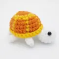 Handgefertigte gehäkelte Schildkröte Plüschtier mit orange-gelbem Panzer-Muster - 8.5cm / Puppen-Stil / Gelb