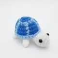 Detailansicht einer handgefertigten blau-weißen Häkel-Schildkröte als Plüschtier - 7cm / Puppen-Stil / Blau