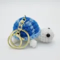 Handgemachter gehäkelter blauer Schildkröten-Schlüsselanhänger mit goldenem Metallring - 7cm / Schlüsselanhänger-Stil / Blau