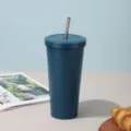 Doppelwandiger isolierter Edelstahlbecher mit Strohhalm in Matt-Blaugrün - 750ml / Dunkelblau [Schwarzer Rand]