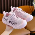Scarpe da ginnastica rosa per bambini in mesh traspirante con comode cinghie in velcro - 26 / Traforato / Rosa