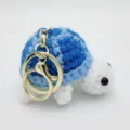 Süßer handgemachter Häkel-Schildkröte-Schlüsselanhänger mit blau gemustertem Panzer - 8.5cm / Schlüsselanhänger-Stil / Blau
