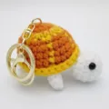Handgefertigter gehäkelter Schildkröten-Schlüsselanhänger in Orange und Gelb mit Gold - 8.5cm / Schlüsselanhänger-Stil / Gelb