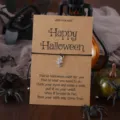 Halloween Wunscharmband Detailansicht mit Silber Hexenanhänger und dekorativer Karte. - Hexe auf Besen Anhänger