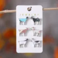 Primer plano detallado de pendientes de cabra, joyería de metal con diseño de animales. - Juego de pendientes de botón con forma de oveja