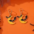 Halloween Fledermaus Mond Ohrringe, goldene Creolen mit Emaille Anhängern, Party Schmuck. - Ein Paar Fledermäuse und Monde