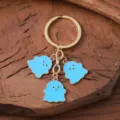 Detailaufnahme des blauen Geist-Schlüsselanhängers mit niedlichen Cartoon-Anhängern für Taschen. - Blau