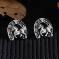 Detaillierte Nahaufnahme von Vintage Silber Hufeisen und galoppierenden Pferd Ohrsteckern. - Ein Paar Hufeisen / Antiksilber