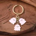 Niedlicher rosa Geist Schlüsselanhänger Detailansicht, goldener Metallring mit Emailleschmuck. - Rosa
