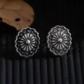 Nahaufnahme von Vintage Blumen Metall Ohrringen mit Retro Silber Finish und feinem Design. - Blumenpaar / Antiksilber