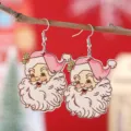 Detailaufnahme von hölzernen Weihnachtsmann Ohrringen mit rosa Mütze, doppelseitiges Festtagsdesign. - Rosa Hut Herzbrille Weihnachtsmann (1325)