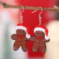 Detaillierte Nahaufnahme süßer Weihnachts-Lebkuchenmann Holz-Ohranhänger am natürlichen Ast. - Lebkuchenmann Stil (3896)