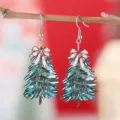 Pendientes de arbol de Navidad de madera vista detallada con lindo lazo rosa y texto festivo. - Estilo Árbol de Navidad con Lazo (3822)