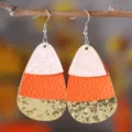 Vista di dettaglio di orecchini pendenti in ecopelle a tre strati con finitura glitterata. - Stile Goccia d'Acqua Zucca Ghianda Paillettes (3574)
