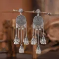 Vintage ασημένια boho κρεμαστά σκουλαρίκια με περίπλοκα σχέδια και μικρά καμπανάκια. - Ασημί