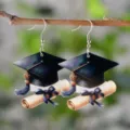 Abschluss Acryl Ohrringe Nahaufnahme, Doktormütze und Rolle Design Detail, Schmuck Geschenk. - Hut und Schriftrolle mit Blauer Schleife Stil (4601)