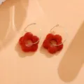 Rote Acryl Blumen Ohrringe Detailansicht, süßer modischer Blumenschmuck für Damen, ästhetisches Accessoire. - Blumen-Ohrringe Paar / Rot