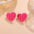 Rosa matte geflochtene Herz Acryl Ohrringe, trendiger geometrischer Ohrstecker Schmuck. - Herz Paar / Rosa