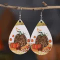 Detailaufnahme der herbstlichen Kürbis-Leopardenmuster PU-Leder-Ohrringe hängend am Ast - Stil 106