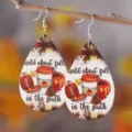 Herbst Thema Tropfen PU Leder Ohrringe mit Kuerbis und Kaffeetasse Druck fuer Herbst Party. - Wild About Fall Slogan Stil (1225)