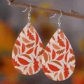 Detailaufnahme der herbstlichen Ahornblatt PU Leder Ohrringe, perfektes Geschenk. - Herbstblatt Druck Stil (1254)