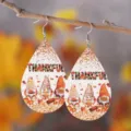 Nahaufnahme der Thanksgiving Zwerg Kunstleder Tropfen Ohrringe mit festlichen Herbst Mustern. - Stil 1166