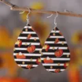 Nahaufnahme Detail der herbstlichen Thanksgiving Kürbis Ahornblatt PU Tropfen Ohrringe. - Stil 1383