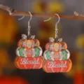 Detalle en primer plano de pendientes colgantes de acrílico de calabaza de Acción de Gracias. - Calabaza Apilada Tricolor (4642)