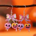 Nahaufnahme Detail der Acryl Halloween Ohrringe mit Totenkopf und Kürbis Motiven. - Mehrfarbige Schleife Totenkopf Stil (4661)