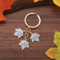 Herbst Ahornblatt Schlüsselanhänger Variante mit drei weißen Emaille Anhängern Ring. - Blau