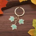 Goldfarbener Metallschlüsselanhänger mit drei hellgrünen Ahornblatt-Anhänger für Herbstgeschenke. - Grün