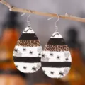 Vista detallada de los pendientes colgantes de cuero PU con estampado de araña y leopardo - Estilo Araña Leopardo (1116)