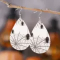 Primer plano detalle de pendientes colgantes de cuero PU con telaraña gótica de Halloween. - Estilo Araña en la Red (1119)