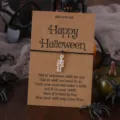 Halloween Skelett Anhänger geflochtenes Wunscharmband Detailansicht mit gruseliger Kürbis Requisite. - Skelettfigur