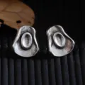 Nahaufnahme Detail der Vintage silbernen Cowboyhut Ohrringe mit einzigartiger Metallstruktur. - Ein Paar Cowboyhüte / Antiksilber