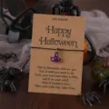 Halloween Hexenhut Wunsch Armband mit schwarzem Textilkordel auf brauner Geschenkkarte. - Hexenhut