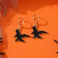 Halloween schwarze Krähe Ohrringe, Emaillierte Goldrand Vogel Hängeohrringe für Damen. - Ein Paar Krähen