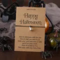 Halloween Wunscharmband mit Silber Hexenhut Anhänger auf Kraftpapierkarte. - Hexenhut-Anhänger