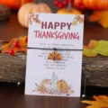 Thanksgiving Truthahn Anhänger Wunscharmband mit herbstlicher Ahornblatt Glückwunschkarte. - Truthahn mit Hut